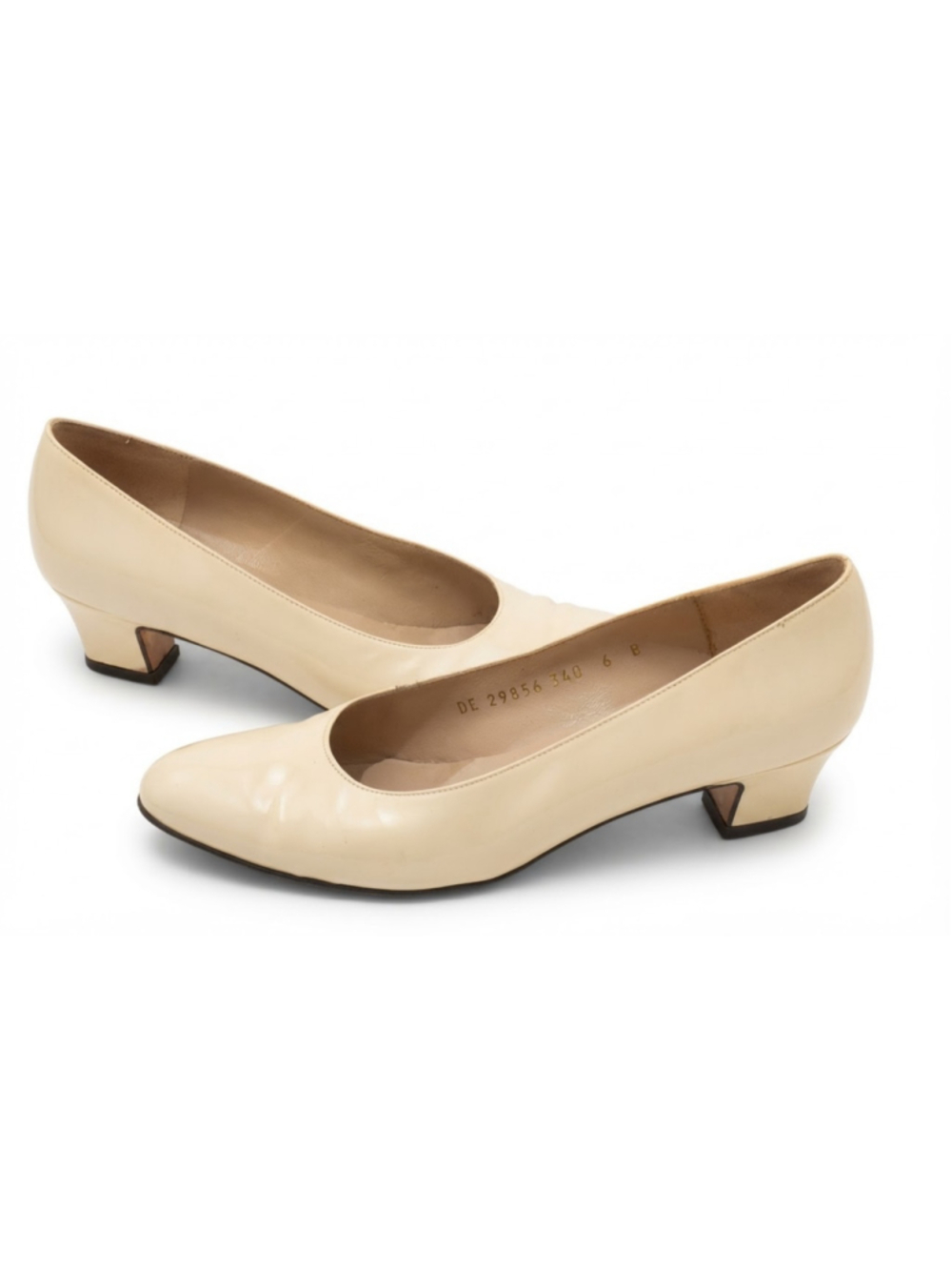 Salvatore Ferragamo Ivory White Leather Pumps Womens Size 6 Made in Italy